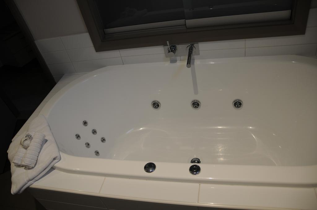 Queen Suite with Spa Bath and Ocean View